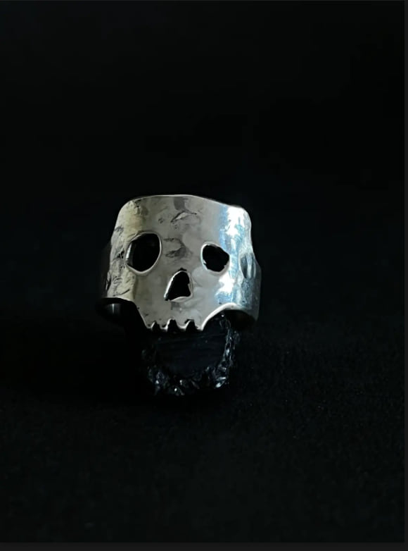 Caveira — Anel de chapa larga vazada, martelado e oxidado
